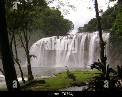 Le cascate di Tinuy-an, conosciute come le cascate del Niagara delle Filippine, sono un'attrazione popolare a Surigao del sur. Foto Stock