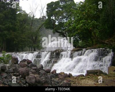 Vista laterale delle cascate Tinuy-an che si gettano nel fiume. Le cascate di Tinuy-an sono conosciute come le cascate del Niagara delle Filippine Foto Stock