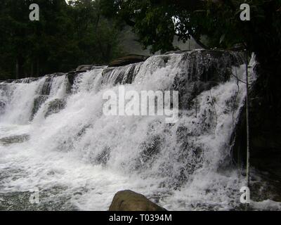 Vista laterale del livello inferiore delle cascate Tinuy-an che si gettano nel fiume. Le cascate di Tinuy-an sono conosciute come le cascate del Niagara delle Filippine Foto Stock
