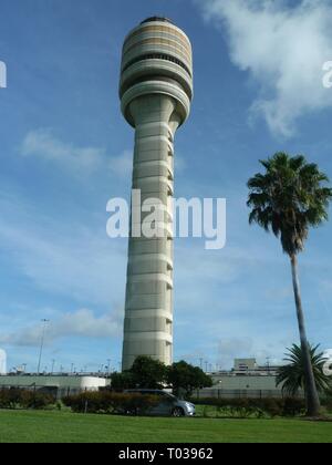 ORLANDO, FLORIDA - SETTEMBRE 2015: Torre di controllo all'Aeroporto Internazionale di Orlando, il secondo aeroporto più trafficato della Florida. Foto Stock