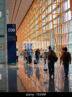 PECHINO, CINA - 2014 AGOSTO: Passeggeri diretti ai cancelli d'imbarco al Terminal 3 dell'aeroporto internazionale di Pechino capitale in Cina. Foto Stock