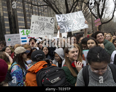 Sciopero degli studenti per il cambiamento climatico a Columbus Circle in NYC, Marzo 15, 2019. Foto Stock