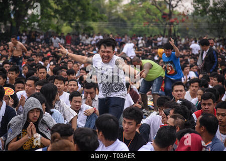 Nakhon Chaisi, Thailandia. 16 marzo 2019. Un devoto riceve un tatuaggio di protezione sulla sua schiena durante l annuale Wat Phra Bang Tattoo Festival in Nakhon Chaisi distretto, Thailandia, a circa 50 km a ovest di Bangkok, il 16 marzo 2019. Nel corso di migliaia di Thais persone raccolte presso il Wat Phra Bang santuario situato in Nakhon Chai Si regione, (circa 50km a ovest di Bangkok) per vedere il Wat Phra Bang Tattoo Festival Credito: PACIFIC PRESS/Alamy Live News Foto Stock