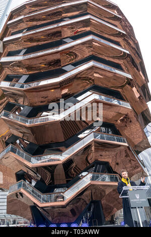 Cantieri di Hudson è lagest sviluppo privato di New York. Architetto Thomas Heatherwick parla in apertura di giornata presso i cantieri di Hudson di Manhattan (foto di Lev Radin/Pacific Stampa) Foto Stock