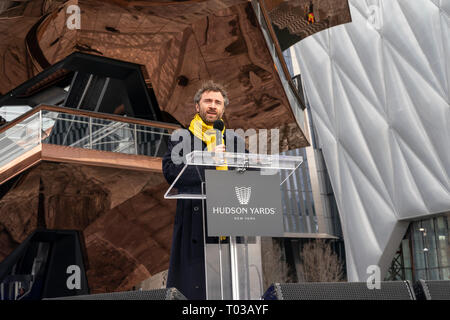 Cantieri di Hudson è lagest sviluppo privato di New York. Architetto Thomas Heatherwick parla in apertura di giornata presso i cantieri di Hudson di Manhattan (foto di Lev Radin/Pacific Stampa) Foto Stock