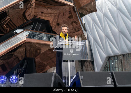 Cantieri di Hudson è lagest sviluppo privato di New York. Architetto Thomas Heatherwick parla in apertura di giornata presso i cantieri di Hudson di Manhattan (foto di Lev Radin/Pacific Stampa) Foto Stock