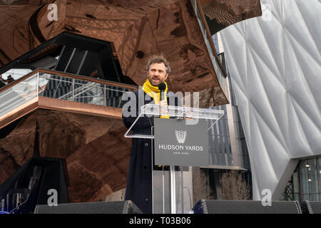 Cantieri di Hudson è lagest sviluppo privato di New York. Architetto Thomas Heatherwick parla in apertura di giornata presso i cantieri di Hudson di Manhattan (foto di Lev Radin/Pacific Stampa) Foto Stock