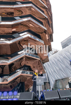 Cantieri di Hudson è lagest sviluppo privato di New York. Architetto Thomas Heatherwick parla in apertura di giornata presso i cantieri di Hudson di Manhattan (foto di Lev Radin/Pacific Stampa) Foto Stock