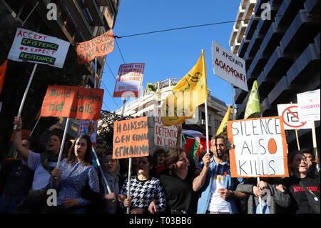 Atene, Grecia. 16 Mar, 2019. I rifugiati, gli immigrati e i loro sostenitori dimostrare in Atene come parte della giornata internazionale per l Eliminazione della Discriminazione Razziale. Credito: George Panagakis/Pacific Press/Alamy Live News Foto Stock