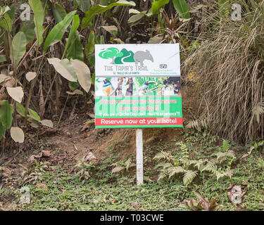 Drake Bay Costa Rica informazioni turistiche segno. Il tapiro Trail tour guidato. Foto Stock