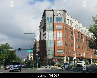 DENVER, COLORADO - OTTOBRE 2017: Appartamenti edifici a Gables Speer Boulevard a Denver, Colorado, con auto in viaggio per le strade. Foto Stock