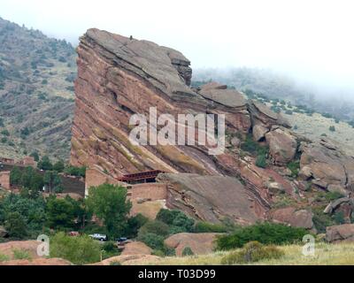 Enormi massi di roccia naturale torre di formazione al di sopra delle rocce rosse anfiteatro in Morrison. Foto Stock