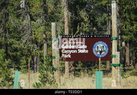 GOLDEN, COLORADO - OTTOBRE 2017: Cartello stradale presso il Golden Gate Canyon state Park, eretto dai parchi e animali selvatici del Colorado. Foto Stock