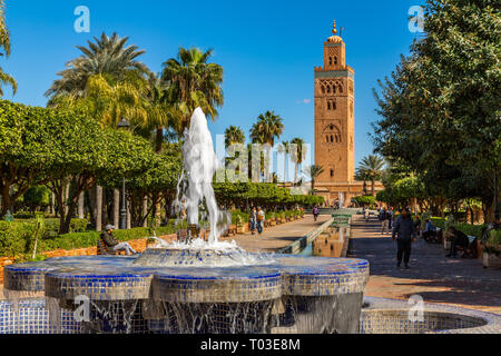 La Moschea di Koutoubia è Marrakech il più famoso punto di riferimento con la sua sorprendente, 70-metro-alto minareto visibile per chilometri in ogni direzione, Marrakech marocco Foto Stock