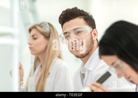 Close up.un gruppo di giovani scienziati in laboratorio Foto Stock