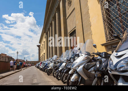 Moto parcheggiate al di fuori di una Firenze, Toscana, Italia edificio. Foto Stock