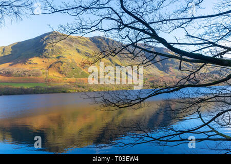 Lago Buttermere nel Lake District inglese su un soleggiato inverni giorno,Parco Nazionale del Distretto dei Laghi,Cumbria,Inghilterra Foto Stock