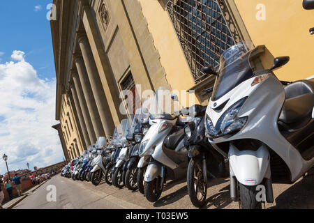 Moto parcheggiate al di fuori di una Firenze, Toscana, Italia edificio. Foto Stock