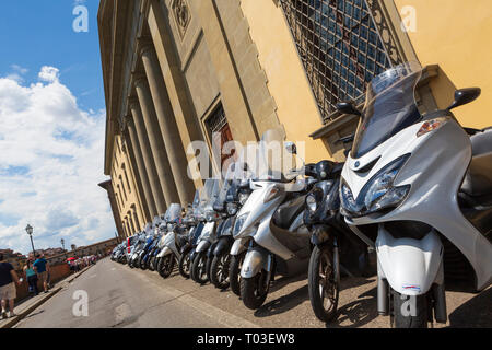 Moto parcheggiate al di fuori di una Firenze, Toscana, Italia edificio. Foto Stock