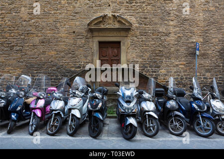 Moto parcheggiate al di fuori di una Firenze, Toscana, Italia edificio. Foto Stock