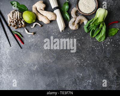 Vari ingredienti asiatici su sfondo grigio. Copia dello spazio. Vista superiore Foto Stock