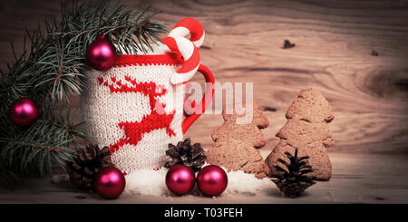 Bella tazza di Natale e gingerbread man sul tavolo di legno Foto Stock