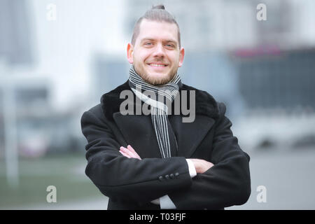 Closeup.ritratto di un uomo di successo su sfondo sfocato Foto Stock