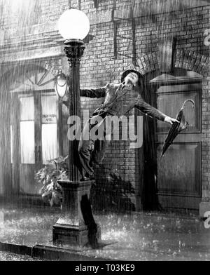 Il gene Kelly, SINGIN' SOTTO LA PIOGGIA, 1952 Foto Stock