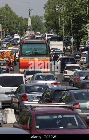 Bucarest, Romania - 26 Aprile 2018: automobili sono intrappolati in ingorghi di traffico nelle ore di punta, vicino 'Aviatorilor statua', a Bucarest, in Romania. Foto Stock