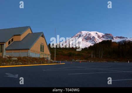 Mount Rainier incandescente durante l'alba ora dal Paradiso parcheggio accanto al Paradise Visitor Center di Mount Mount Rainier National Park. Foto Stock