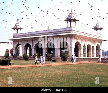 Uomini locale mediante il Diwan-i-Khas, rivestiti in marmo edificio pavilion nel parco di Fort rosso, Delhi, Delhi il territorio dell' Unione, India. Foto Stock