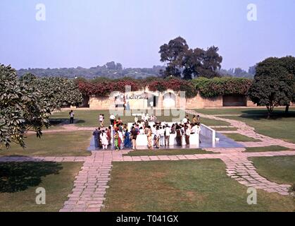 La gente nei giardini del memoriale al Mahatma Gandhi, Delhi, Delhi il territorio dell' Unione, India. Foto Stock