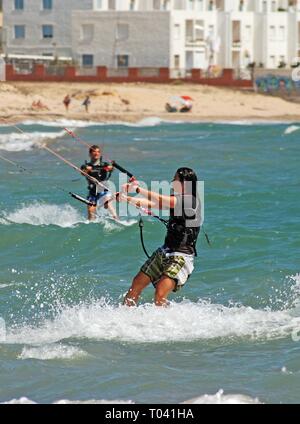 TRAFALGAR, Spagna - 14 settembre 2008 - kitesurfisti e con le viste verso la spiaggia e la città di edifici, Cabo Trafalgar, la provincia di Cadiz Cadice, Andalusia, Sp Foto Stock