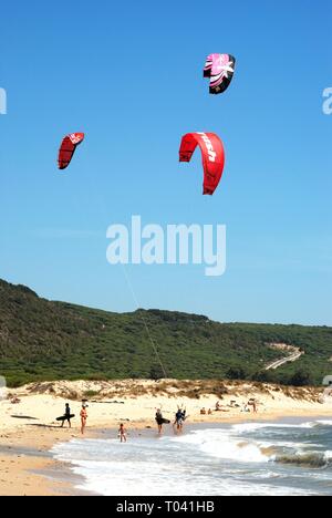 TRAFALGAR, Spagna - 14 settembre 2008 - turisti e kitesurfisti sulla spiaggia, Cabo Trafalgar, la provincia di Cadiz Cadice, Andalusia, Spagna, Europa, 14 Settembre Foto Stock