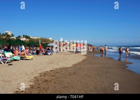 I turisti sulla spiaggia, Playa de la Vibora, Elviria Marbella, Costa del Sol, provincia di Malaga, Andalusia. Foto Stock