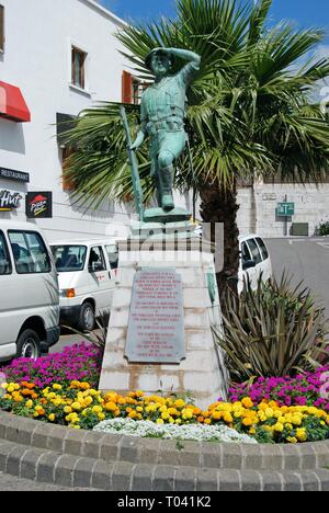 Monumento dedicato a tutti gli abitanti di Gibilterra che ha servito in Gibilterra Volunteer Corps, Gibilterra forza di difesa e il Reggimento di Gibraltar, Gibilterra Foto Stock