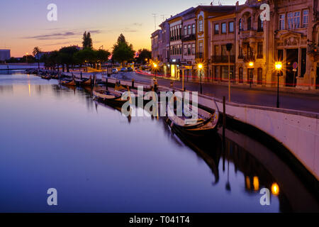 Canal in Aveiro con imbarcazioni turistiche parcheggiato di notte durante le ore di colore blu. Lunga esposizione. In Aveiro Portogallo Foto Stock