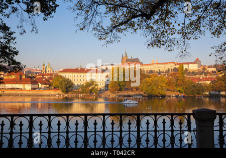 Praga - La Mala Strana, il castello e la Cattedrale dalla passeggiata sul fiume Vltava nella luce del mattino. Foto Stock