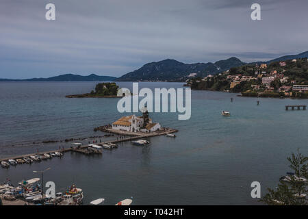 Situato nella parte meridionale della penisola di Kanoni è il piccolo monastero dedicato alla Madonna di Vlaherna, l'isola di Corfù, Grecia Foto Stock