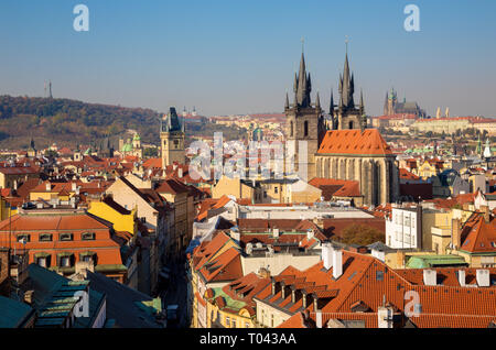 Praga - La vista si manifesti la città con la Chiesa di Nostra Signora di Týn e il castello con la cattedrale in background. Foto Stock