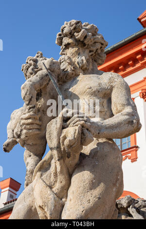 Praga, Repubblica Ceca - 16 ottobre 2018: la statua di Cronos sulle scale del palazzo barocco Trojsky zámek di Georg un Paul Heermann (1685). Foto Stock