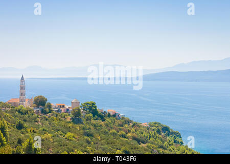 Igrane, Dalmazia, Croazia, Europa - guglia della chiesa sulla cima della montagna di Igrane Foto Stock