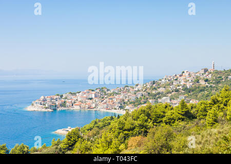 Igrane, Dalmazia, Croazia, Europa - Skyline della bella città costiera Igrane Foto Stock