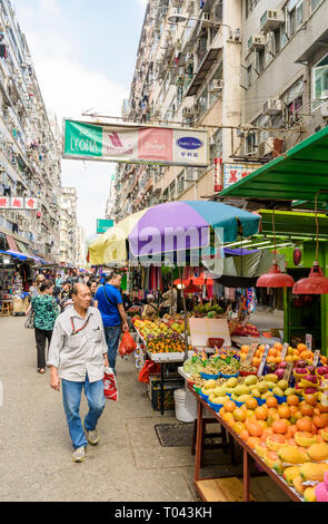 Pressione di stallo di frutta lungo Fa Yuen Street Market in Mongkok, Hong Kong Foto Stock