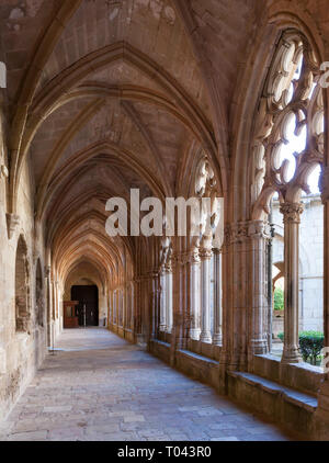 Con soffitti a volta in stile gotico porticato decorato con aperture ogivali nel chiostro del Monastero di Santa Maria de Santes Creus, Aiguamurcia, Spagna Foto Stock