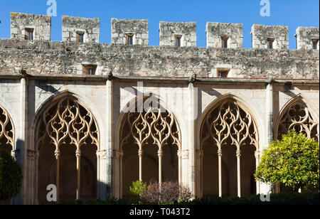 Ogivale gotico finestre decorate con tracery nel chiostro del monastero reale di Santa Maria de Santes Creus, Aiguamurcia, Spagna Foto Stock