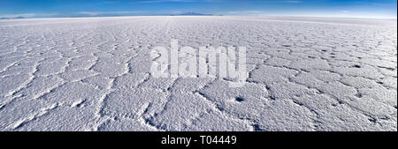 Uyuni Saline, Potosí e reparti Oruru, Bolivia. Il mondo la più grande distesa di sale a 4,086 miglia quadrate. Esso contiene 50 a 70% di tutto il mondo illuminato Foto Stock