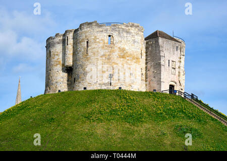 La storica Cliffords Tower a York, Gran Bretagna Foto Stock