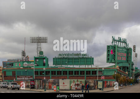 Boston, Stati Uniti 10/04/2016 il Fenway Park, casa dei Boston Red Sox baseball stadium con il famoso colore verde attracking gli amanti dello sport da tutti postare Foto Stock