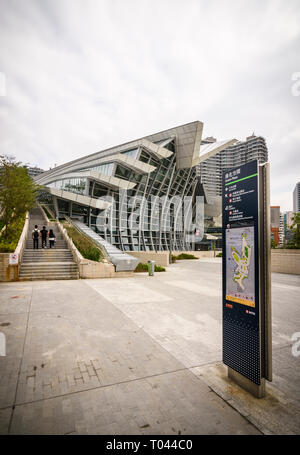 La facciata della Hong Kong Kowloon Ovest della stazione ferroviaria, West Kowloon, Kowloon, Hong Kong Foto Stock